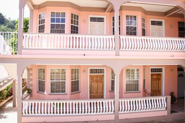 Hotel Iso's Bed & Breakfast (Glanvillia)
